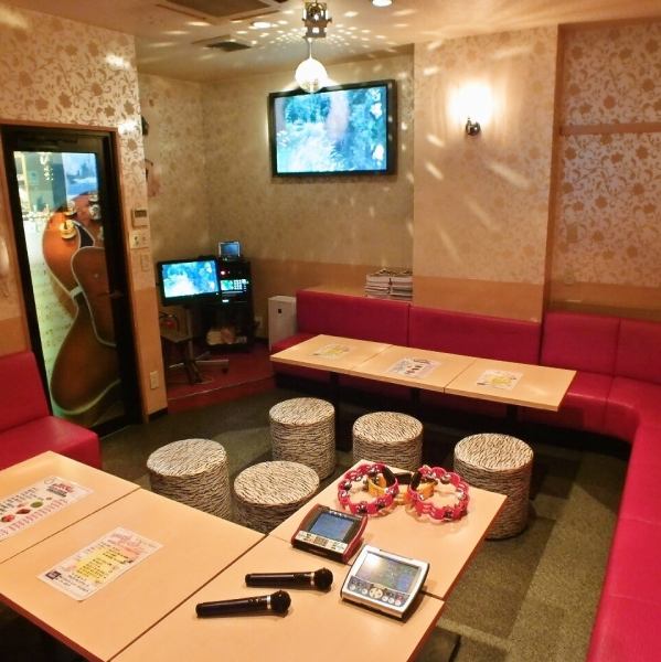 カラオケ&ステージ付の部屋です。1名様から最大25名様収容可能です。