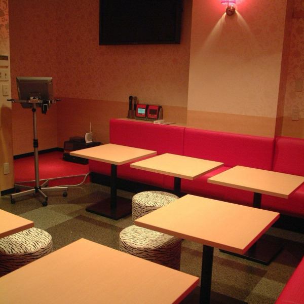 カラオケ&ステージ付の部屋です。35名様まで収容可能です。もう一つのお部屋と合わせれば最大60名様までＯＫです！