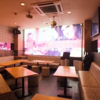 There are 2 rooms that can accommodate 25 and 35 people in the spacious store.Both can be reserved for up to 60 people!