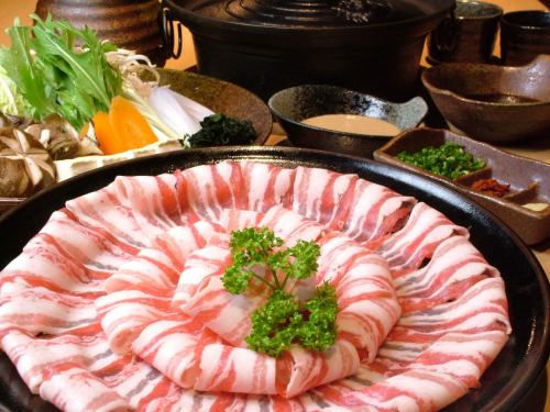 特色豬肉套餐：小碗、特色豬肉、蔬菜、米飯、味噌湯
