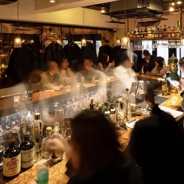 【STANDING】基本的に立ち飲み、椅子が8脚ありますが早い者勝ち。サクッと一杯で、軽く食事をつまみながら本格的なカクテルをカジュアルにお楽しみいただけます。仙台駅すぐ好立地で帰りも安心。夜も26:00まで営業しているので二次会、三次会にもご利用いただけます!