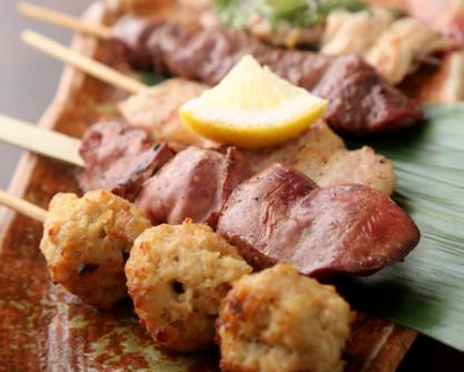 [Specialties] A variety of Kufuraku skewers grilled over binchotan charcoal, and a variety of pork belly and vegetable rolls that are popular among women.