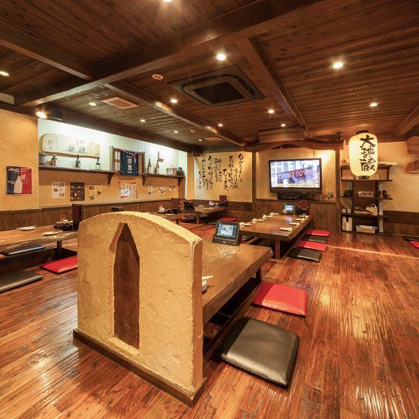 The inside of the storehouse of the earth is a very calm atmosphere with private tone.It has become a seat for all seats and it is a seat that you can take off your footwear and relax yourself slowly.We try to create a space where you can have fun at Maizuru night.