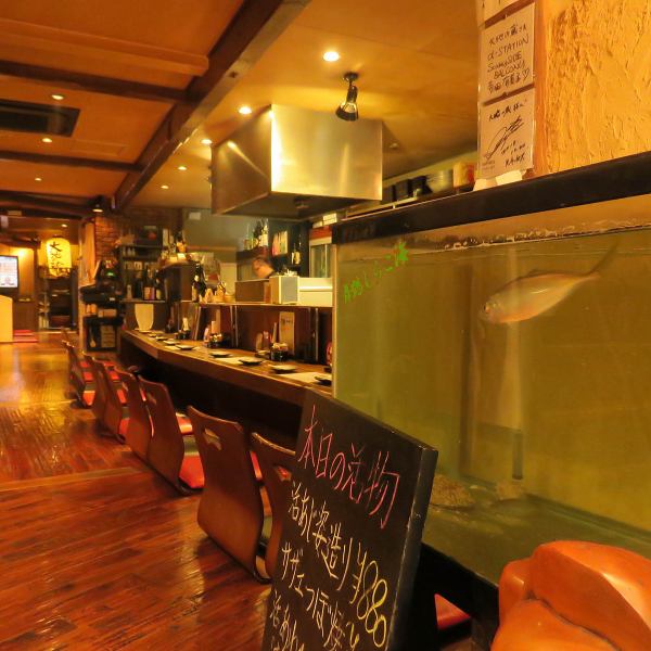 舞鶴の新鮮な魚介をご提供するため、いけすも常備。カウンター席にはおすすめのじまんの全国各地の地酒も並びます。