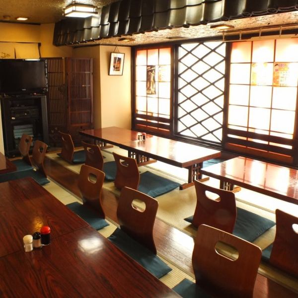 【30名様まで可能な座敷個室】新宿であることを忘れさせてくれる、まるで旅館の客間のような雰囲気の座敷個室♪カラオケ/マイク/ステージなどの設備も整っているので、大規模な宴会にもぴったりです♪お時間やお料理のご相談も受け付けますので、お気軽にご相談ください♪