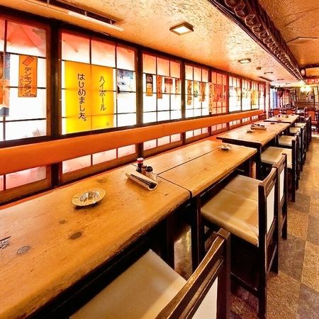 【夜は夜景も楽しめる、雰囲気も抜群な空間です◎】新宿西口スグの好立地で、ビルの８階にあることから夜は夜景もお楽しみ頂けます。窓側のカウンター席もあり、カップルや女子会からも人気な空間になっています。是非、デートや会社帰りのサク飲みなどのシーンに合わせてご利用下さい♪