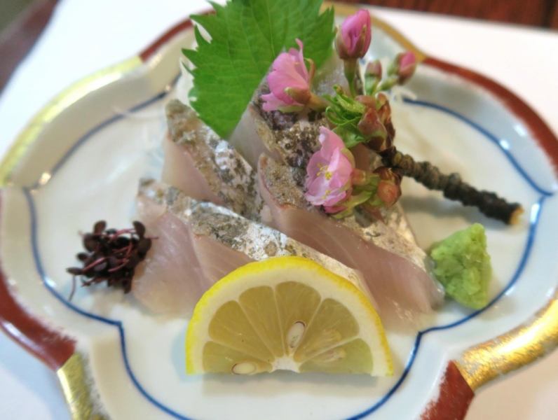 【おまかせ刺身盛り合わせ】旬の魚介の刺し盛り各種 1650円