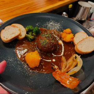 自家製デミ煮込みハンバーグ