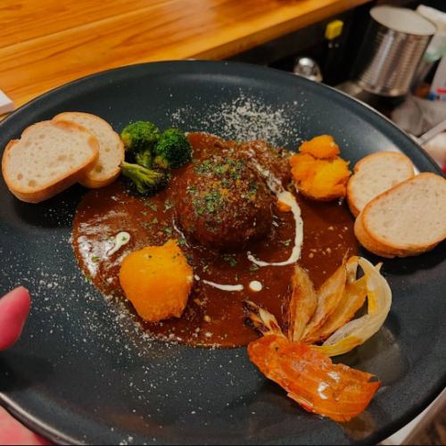自家製デミ煮込みハンバーグ