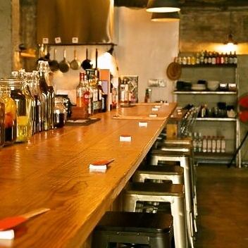 大人の隠れ家的雰囲気が漂う落ち着いた店内はデートや友人との語らいにピッタリ！オープンキッチンでゆとりのあるロングカウンターは、肩を並べてお食事をしていただく場所として最適です♪美味しいお料理とお酒と共に素敵な時間をお過ごしください！