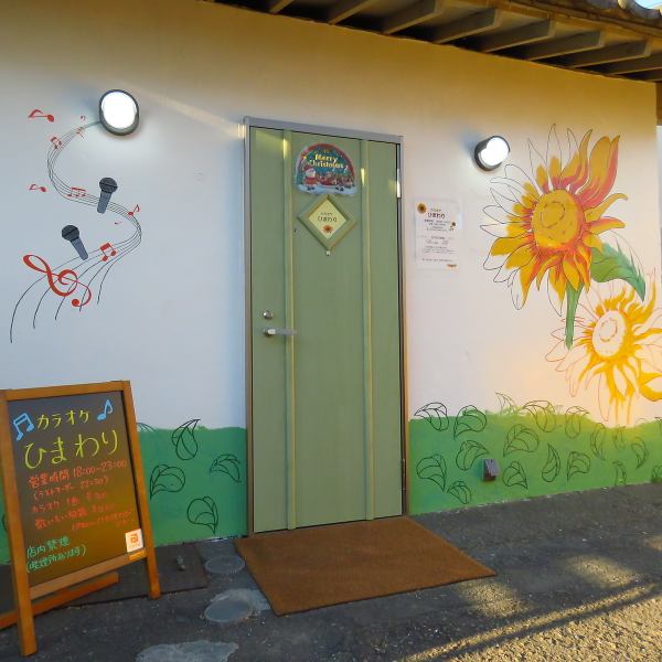 周りを気にせず思いっきり盛り上がりたいなら！ 当店は15名様からお店の貸切が可能です。 全面改装したてのカフェ風空間と最新DAMを独占！ 歓送迎会や同窓会など、大人数での特別な宴会に最適です。まずはお気軽にお電話でご相談ください。