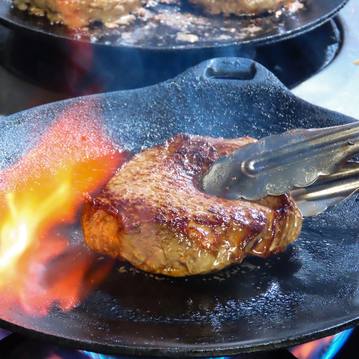 内装がおしゃれな店内で料理をご堪能下さい！