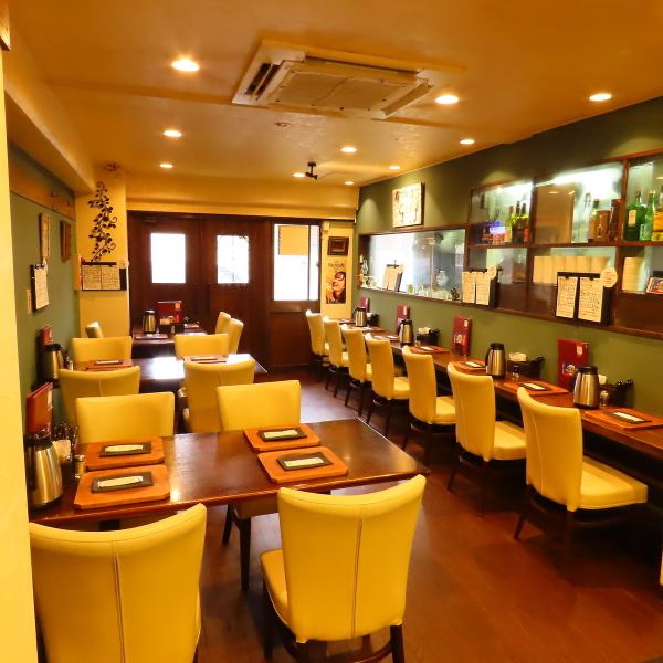 店内はニュアンスカラーで統一されたお洒落な内装が自慢♪上品で落ち着いた雰囲気と、調理器具や緑の植物などのインテリアが絶妙にマッチし、とても魅力的な店内となっております◎ゆったり座れるテーブル席で、肩肘張らず豪快に、美味しいお肉をお召し上がりください♪