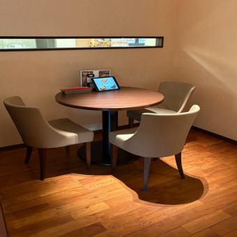【テーブル席】3名様までご利用いただける、テーブル席をご用意◎壁に面したお席となっておりますので、周囲が気にならずプライベートなひと時をお過ごしいただけます。暗めの照明がお洒落な雰囲気を演出☆女子会やデート、大切な方の記念日など、こだわりたいシーンにピッタリのお席♪当店自慢の料理ご堪能くださいませ！