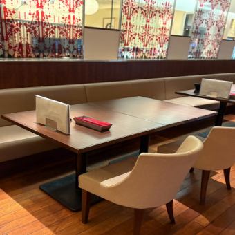 【4名様・ソファー席】4名様までご利用いただける、使い勝手の良いお席となっております◎広々としてゆったり座れるソファー席は、様々なシーンでご利用いただけます。大切な方との集まりや特別な日などに最適！お洒落で心地よい雰囲気の中、ゆったりお過ごしいただけます♪各種宴会やイベントなどに、ぜひご活用ください！