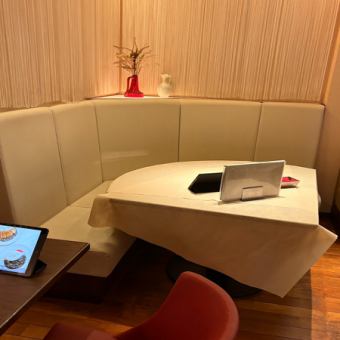 【4名様・ソファー席】テーブルを囲むように配置されたソファー席をご用意しております。ソファー席でゆったりとお寛ぎいただき、当店自慢の絶品洋食の数々をご堪能ください！ご家族でのお集まりや、ご友人とのお食事・女子会など、様々なシーンでご利用いただけます。美味しい料理を囲み、思い出に残る楽しいひとときを♪