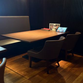 【4名様・ソファー席】暗めの照明と壁面は落ち着いた雰囲気でシックで洗練された空間となっております。木の温もりを感じさせるテーブルが配置され、リラックスしながら当店自慢の洋食料理をお楽しみいただけます♪ご宴会やパーティーでのご利用などに最適◎サプライズ演出なども承っております！お気軽にご相談ください。