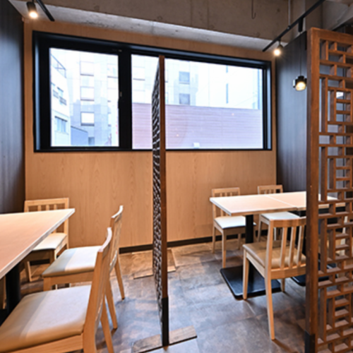 [Semi-private room] In the back of the store, we also have a semi-private room separated by a partition.Perfect for those who are looking for a private dining experience at Shinjuku West Exit☆Highly recommended for a casual dining date or enjoying Chinese food with friends!