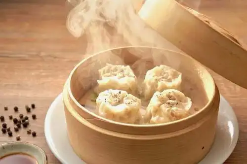 一つ一つ手作りで・・・「胡椒焼売」は不動の人気商品!!