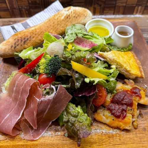 [For those who are health-conscious] Beautiful bread and salad plate