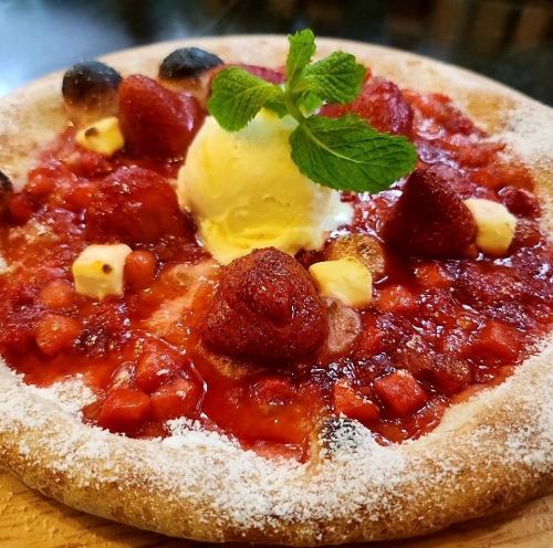 苺とクリームチーズのデザートピザ