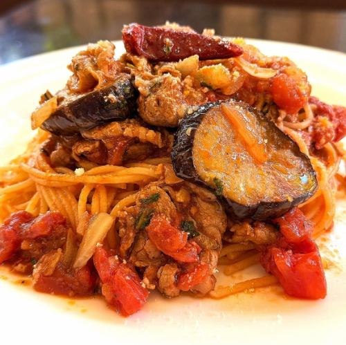 牛肉和炸茄子肉酱