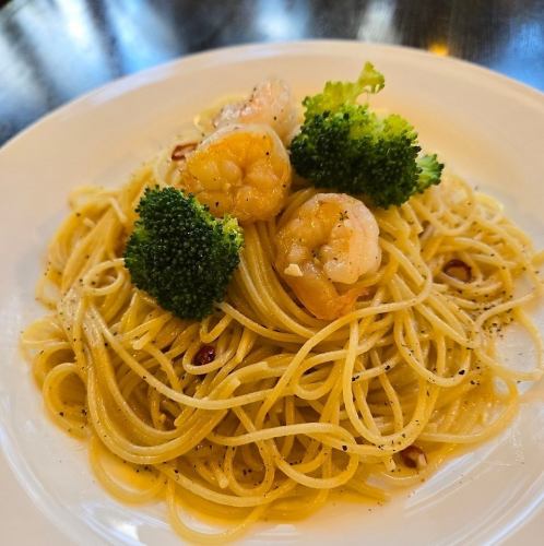 海老とブロッコリーのペペロンチーノ