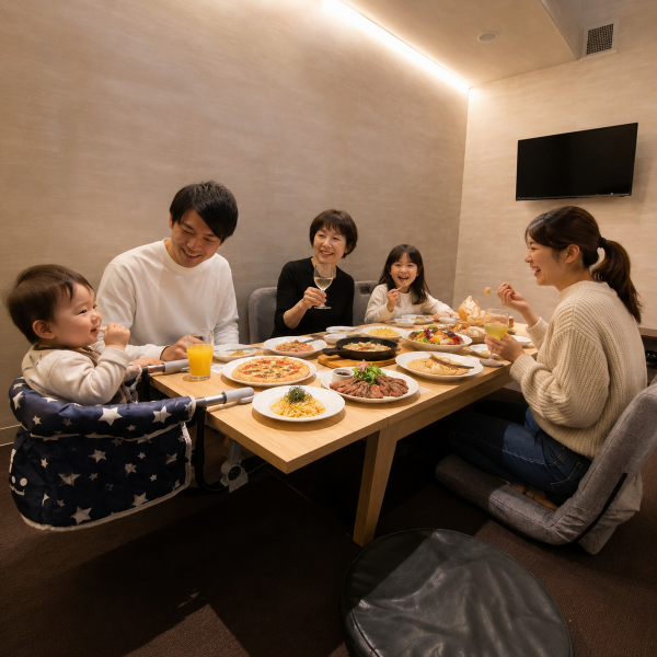 【1室限定】当店では小上がりの個室をご用意しております♪バウンサーやバンボもありますので小さなお子様連れでも安心!本やDVD、おもちゃもご用意しておりますので、ごゆっくりお過ごしください^^