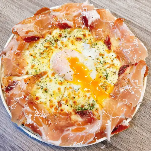 Bismarck with overflowing prosciutto