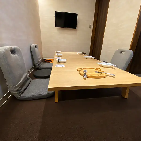 【仅剩1间包房】我们餐厅设有带高脚座椅的私人包房♪ 我们还备有婴儿摇椅和儿童座椅，即使带着小朋友也能轻松享受！此外，我们还提供书籍、DVD和玩具，让您宾至如归^^