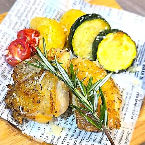 烤香草雞皮雞肉和蔬菜