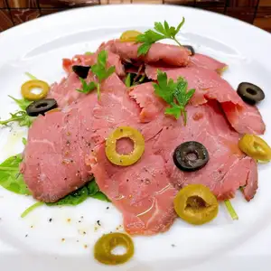 鮮嫩多汁的烤牛肉