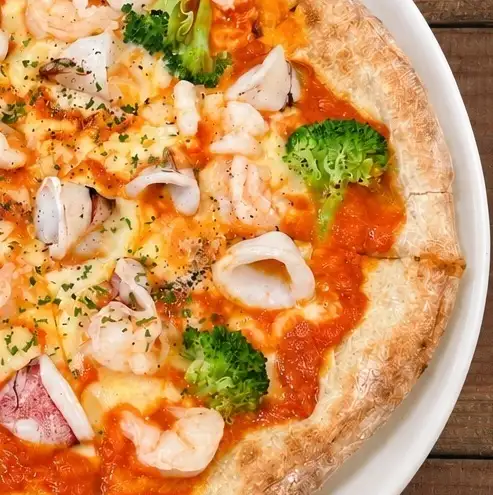 今月のおすすめピザ【海老とやりいかのトマトクリームBIZZA】