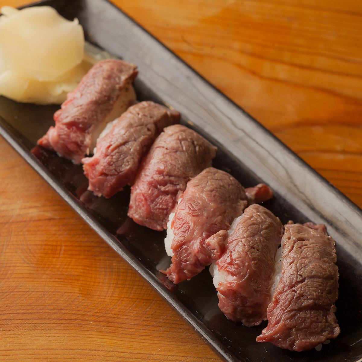 昭和レトロな店内で、和牛や海鮮、旬の食材を鉄板焼で楽しめる。