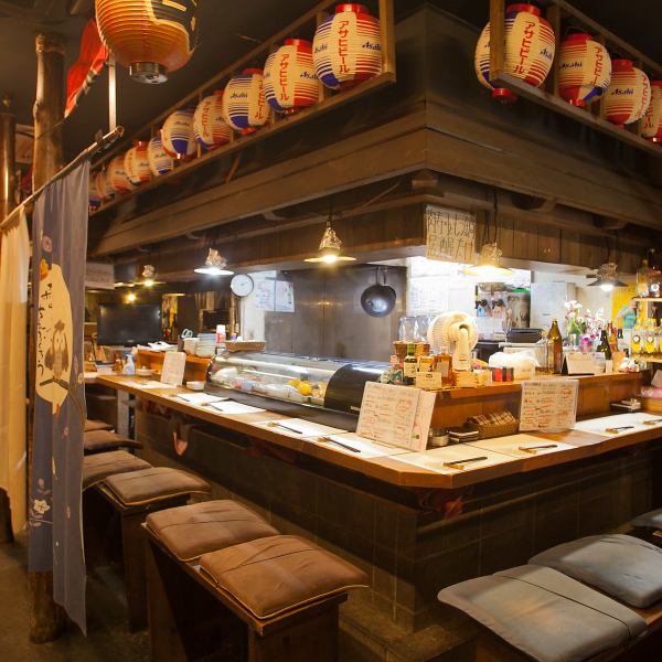 【懐かしい昭和のレトロ感あふれる】屋台をイメージした店内は、自慢の鉄板料理が豪快に焼き上げられ、厳選された和牛や新鮮なあわびが、焼きたての香ばしさを放ちます。旬の食材を活かしたサラダや、サクサクの天ぷらも揃い、どれもお酒との相性抜群！カウンター席40席あるので、お一人様でもお気軽にお立ち寄りください。