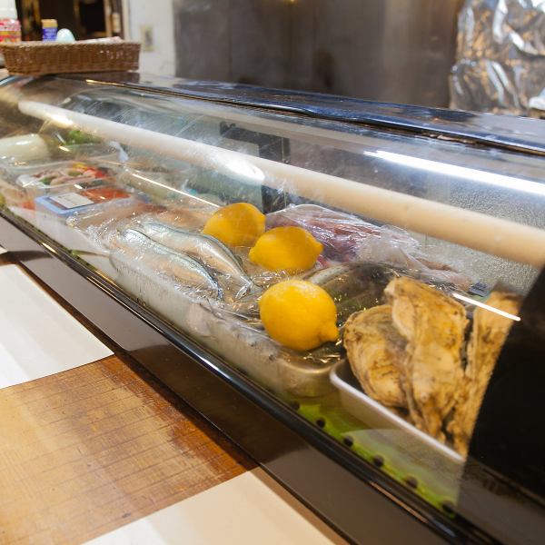 【お酒に合う居酒屋メニュー】が勢揃い！今月のおすすめや、旬の食材を使った新鮮なサラダやサクサクに揚がった天ぷら、霜降り和牛のたたきなど、お酒に合う多彩な料理が味わえる。事前予約で飲み放題付コースも承ります。貸切も受け付けているので、会社の打上げや二次会などにご利用ください。ご予約お待ちしております。