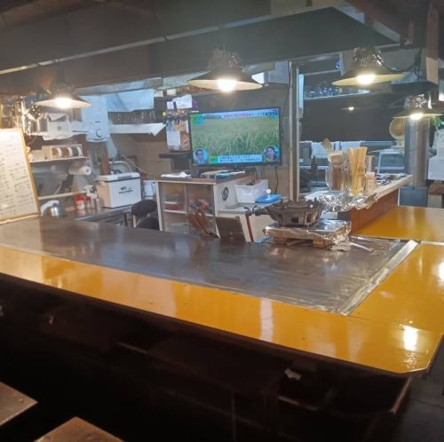 屋台をイメージした店内で、心温まるひと時を過ごせます。本格的な鉄板料理が豊富に揃っており、肉好きも海鮮好きも大満足。お酒にぴったりな旬の素材を使った料理が豊富です。カウンター席も完備しているので、一人でも気軽に立ち寄れるのが嬉しい！仕事帰りにサクッと寄って、リラックスした時間をお楽しみください。