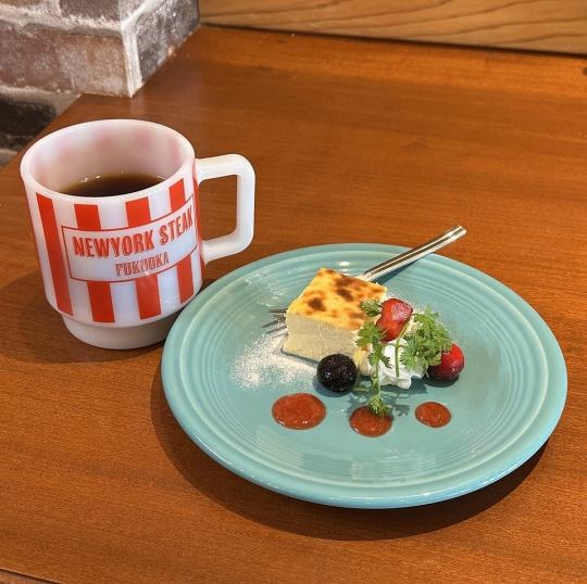 ランチのミニデザートセット。ホットコーヒーは糸島ウニドスさんの豆を挽きたてで淹れます