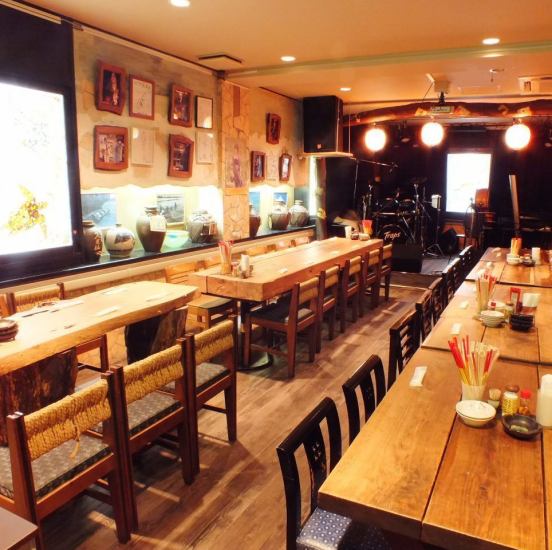 2楼带舞台的座位最多可容纳50人☆享受冲绳美食套餐4000日元