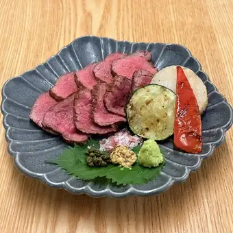 【周末套餐】☆包含120分钟畅饮☆包含牛臀肉牛排☆共13道菜，7000日元（含税）