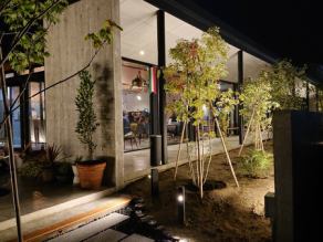 店內空間寬敞。與朋友、家人、戀人...您可以在各種場景中使用它