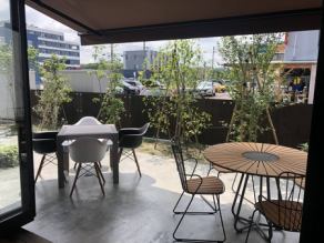我們有露台座位，您可以一邊享受清爽的微風一邊享用美食♪在午餐時間和晚餐時間都可以享受美好時光