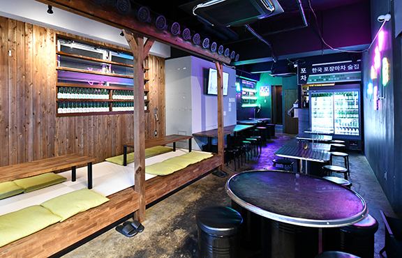【ネオン輝くコリアンタウン空間】ネオン×韓国料理×飲み放題で極上の映え体験を〇カラフルネオンが飲食的な店内はレトロ感あふれる独特の雰囲気で、まさに韓国旅行に訪れた気分♪鉄のテーブルや、本場に近づけた料理とドリンクで韓流ワールドを徹底的に演出☆辻堂駅北口すぐの空間で非日常の雰囲気をご堪能ください！