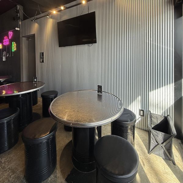 【まるで異国の屋台】ネオンが鮮やかに輝く韓国酒場は、美味しい韓国料理と韓国のお酒も楽しめます！大切な人たちと素敵空間で共に過ごす楽しいひとときは、笑顔で満ちあふれることでしょう♪おしゃれな店内は写真映えもばっちりです◎ネオンの下で、心を躍らせ素敵なひとときを☆ご友人やご家族とぜひお越しください！