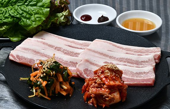 　ボリューム満点！焼きたてのサムギョプサル・ポッサムを味わう♪