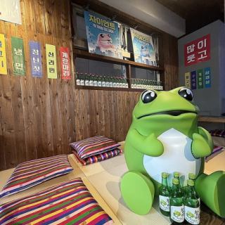 足を延ばしてゆったりとくつろげるお座敷席がございます！壁にはチャミスルボトルがずらりと。