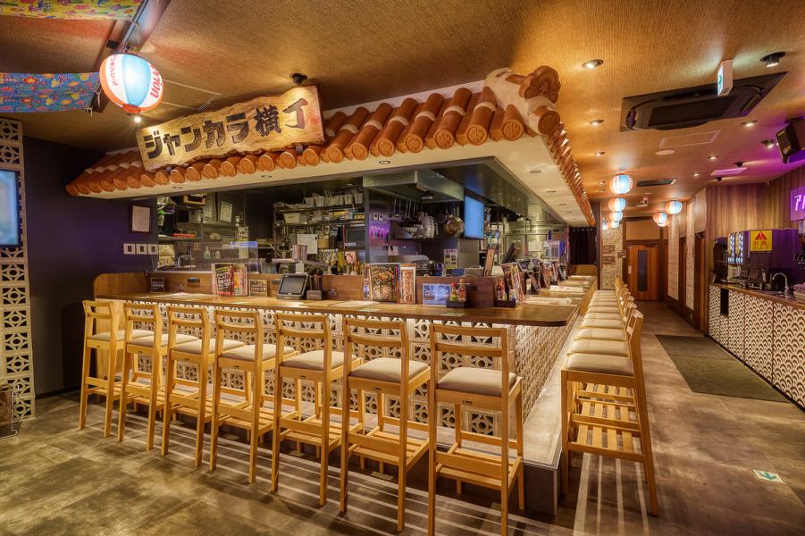 【琉球感満載のエンタメ空間】外観のワクワク感そのままに、店頭の屋台を抜けて中に入れば楽しい時間が待っています♪