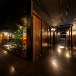 如果您正在新橋尋找大型場地，請交給我們！我們將盡力滿足您對食物和表演的要求。請隨時與我們聯繫。
