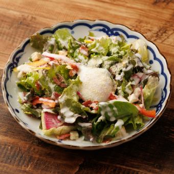 温玉と濃厚チーズの贅沢シーザーサラダ