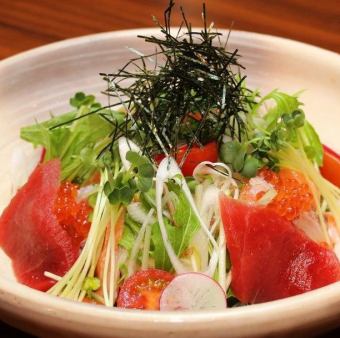マグロづくしの贅沢サラダ